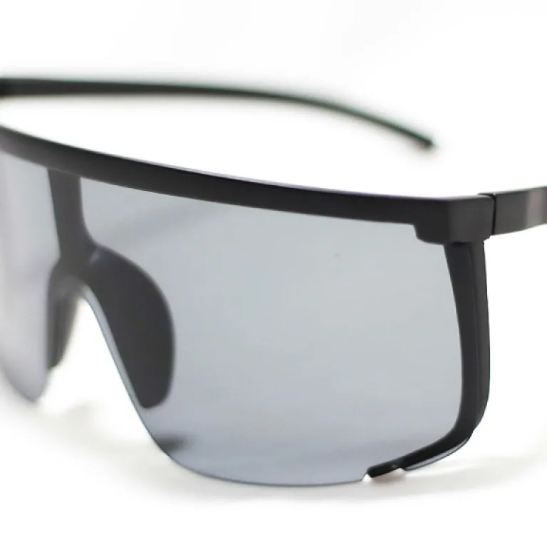 Bien choisir ses lunettes de soleil sportives pour homme : conseils et tendances