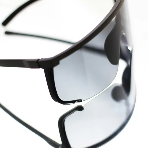 Mulet cheveux bouclés homme : l’alliance pointue entre coupe rétro et lunettes de soleil masculines