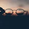 Costume homme dépareillé et lunettes de soleil : l’art d’un style masculin maîtrisé