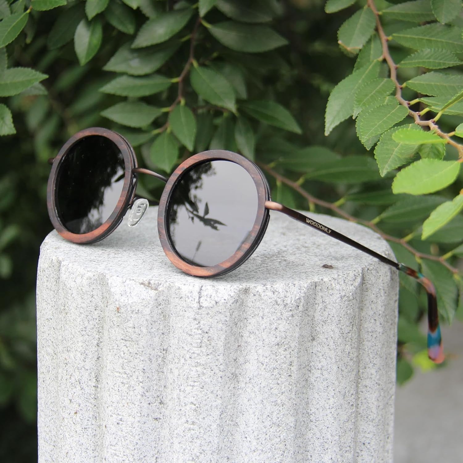Lunettes de Soleil Rondes Polarisées en Bois - Lunettes de Soleil Rétro en Bois avec Etui en Bambou pour Hommes et Femmes Cadeaux Parfaits Ébène